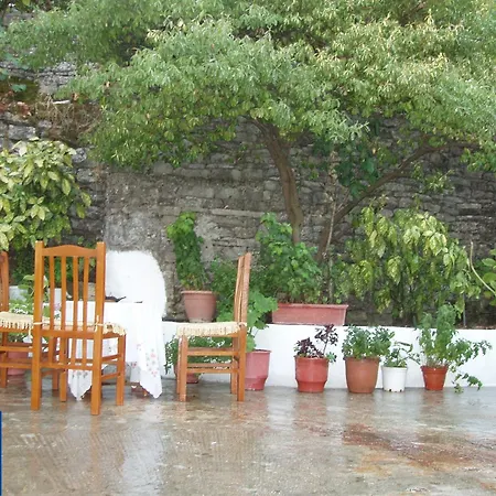 לינה וארוחת בוקר Friendly Gjirokastër